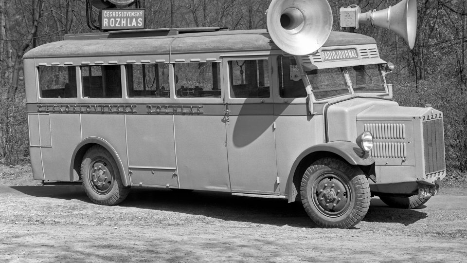3) Propagační autobus (digitalizace a restaurování Miloslav Novák)