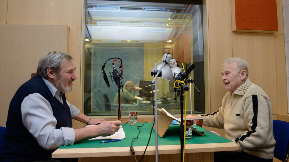 František Novotný a Luděk Munzar ve studiu při natáčení pořadu Okouzlení slovem
