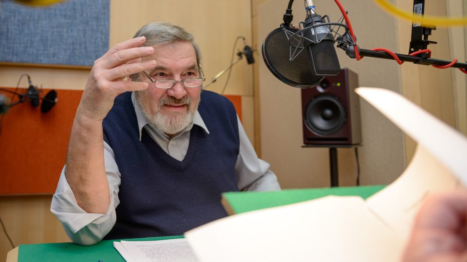 František Novotný ve studiu při natáčení pořadu Okouzlení slovem