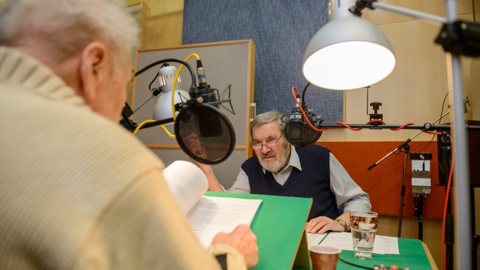 František Novotný a Luděk Munzar ve studiu při natáčení pořadu Okouzlení slovem