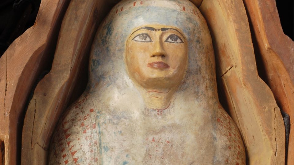 Princezna Hereret byla balzamována a její mumie luožena do kartonážového obalu a dvou rakví z cedrového dřeva