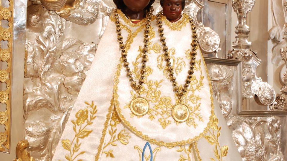 Soška Panny Marie Svatohorské  obléká v průběhu roku různé šatičky