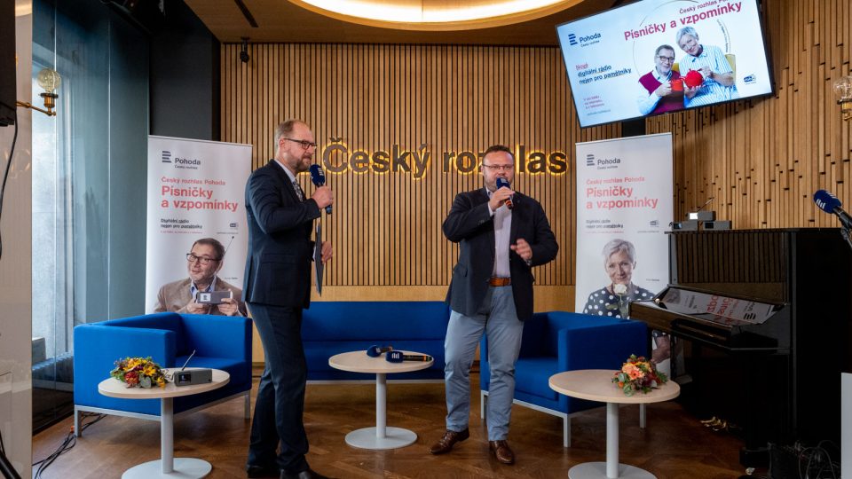 Generální ředitel Českého rozhlasu René Zavoral (vpravo) zahájil slavnostní vysílání
