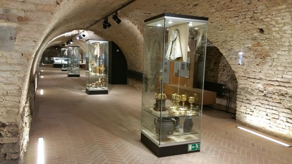Muzeum představuje i šatičky Panny Marie Svatohorské, které se vztahují k různým obdobím