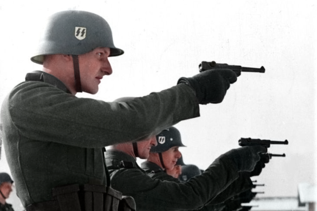 Vojáci SS během druhé světové války | foto:  Cassowary Colorizations,  Flickr,  CC BY 2.0
