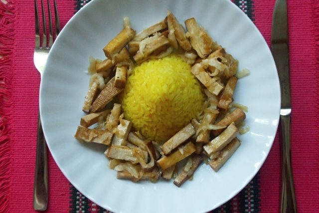 Uzené tofu se šafránovou rýží | foto: Stanislava Brádlová,  Český rozhlas